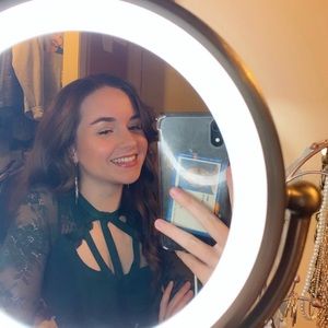 Meet your Posher, Joelle